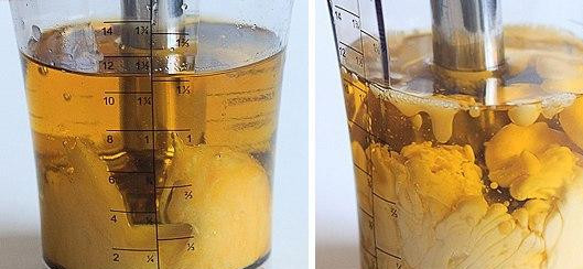 1. Этап. Домашний чесночный майонез: При помощи ручного блендера взбиваем оливковое масло, лимонный сок и желтки. Очень важно - взбивать нужно на самом дне чаши.