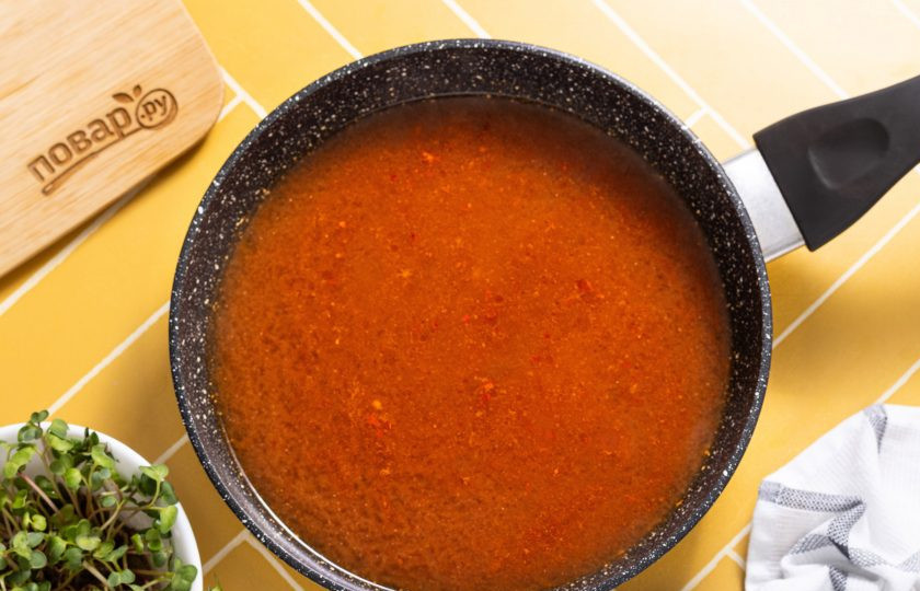 1. Этап. Рисовые токпокки: Вскипятите воду в глубокой сковороде. Добавьте в нее соус и размешайте.