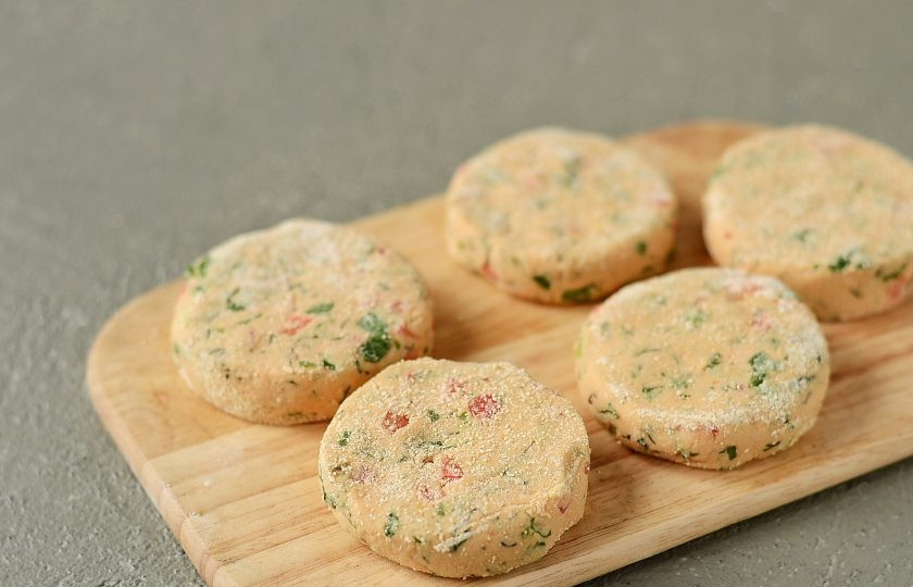 1. Этап. Котлеты из нутовой муки: Сформируйте из получившегося теста котлетки. Если тесто получается слишком жидким, котлеты можно обвалять в нутовой муке.