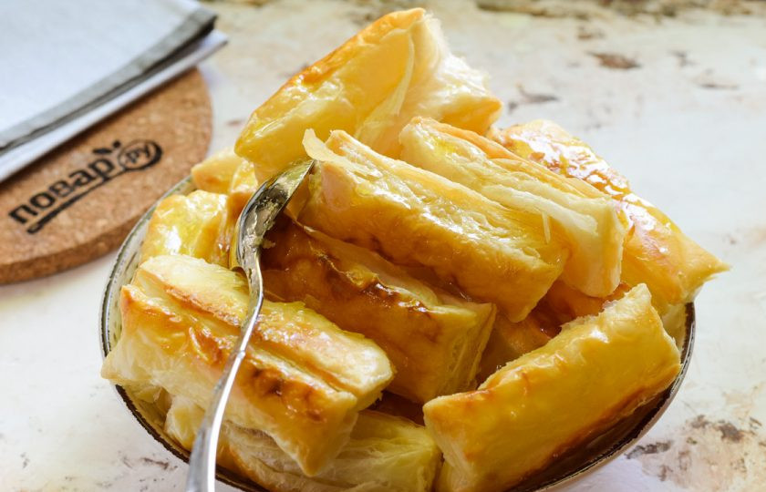 1. Этап. Слойки с медом: Дайте слойкам немного постоять и подавайте к столу.