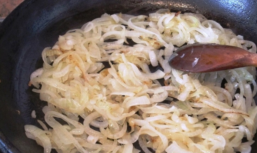 1. Этап. Карп под соусом: 5. Сковороду (отдельную) ставлю на огонь, наливаю подсолнечное масло и обжариваю на ней лук до золотистого цвета.