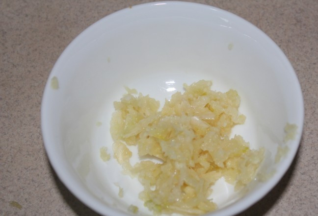 1. Этап. Свинина в соевом соусе: Первым делом нам нужно сделать маринад, поэтому мы берем миску и выдавливаем в нее чеснок.