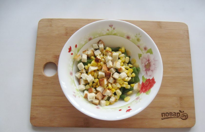 1. Этап. Постный салат с сухариками: Выложите в салат сухарики.