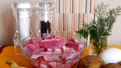 1. Этап. Суп с фрикадельками без зажарки: Берем мясо, у меня свинина, но можно любое. Перемалываем его в блендере или при помощи мясорубки. Чистим овощи. Нагреваем воду в кастрюле объемом не менее 5 литров.