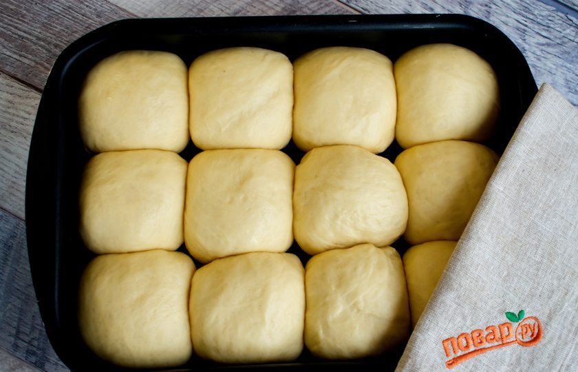1. Этап. Булочки Даугавиня: При расстойке и выпечке булочки соприкоснутся друг с другом и будут равномерно подниматься вверх.
