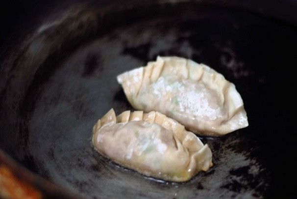 1. Этап. Китайские пельмени: 5. Хорошенько склейте края пельменей. Китайские пельмени можно жарить, варить или готовить на пару. Мы будем жарить. Для этого в сковороду влейте немного растительного масла, прогрейте на среднем огне, затем выложите пельмени. Жарьте в течение 2 минут, затем влейте полстакана воды и накройте крышкой. Как только вода выкипит, пельмени готовы. Метод - экстремальный, но попробовать можно :)