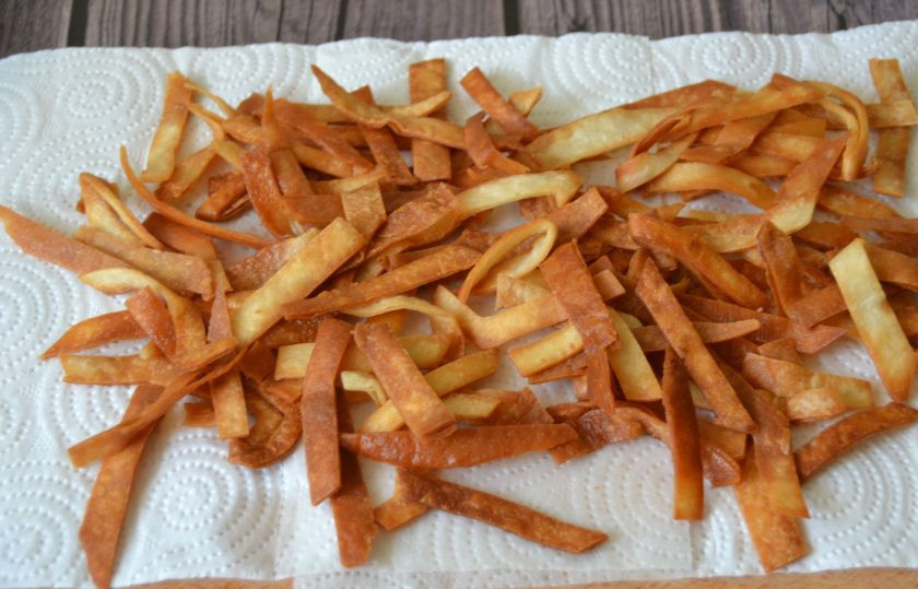 1. Этап. Куриный суп с тортильями: Обжаренные тортильи выложите на бумажное полотенце, чтобы избавиться от остатков жира.