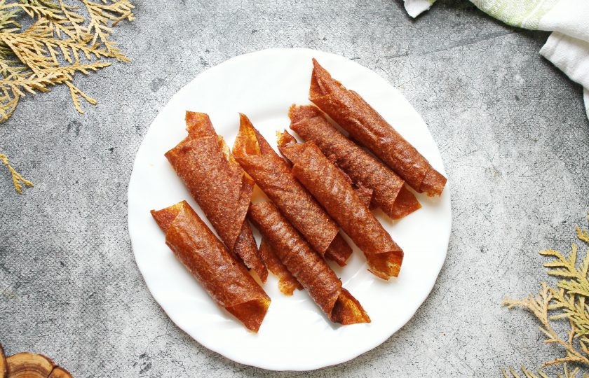 1. Этап. Пастила из груши в сушилке: Разрежьте пастилу на сегменты и сверните в рулетики.