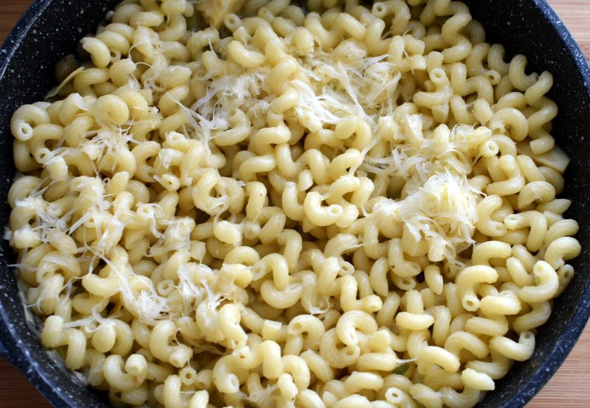 1. Этап. Куриная пикката с артишоком: Выложите в соус готовые макароны, сохранив полстакана воды от варки, добавьте тертый сыр. Хорошенечко перемешайте, чтобы покрыть соусом всю пасту. При необходимости добавьте воду, чтобы соуса хватило.