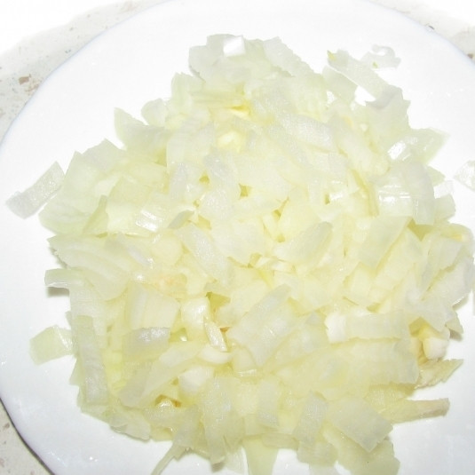 1. Этап. Зразы из фарша: Лук почистить, мелко порезать.