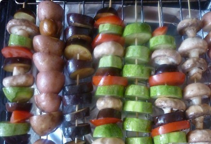 1. Этап. Гарнир к мясу в духовке: Отправьте овощи на гриль на 30 минут. Обязательно переверните шпажки через 15 минут, для равномерного запекания.