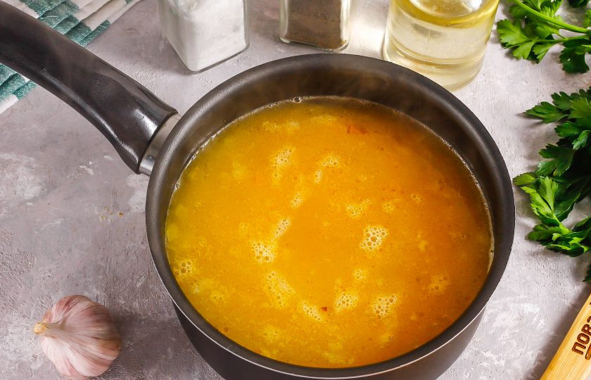 1. Этап. Суп из чечевицы без картофеля: Влейте горячую воду, всыпьте соль и молотый черный перец. Отварите все примерно 20-25 минут до готовности чечевицы.