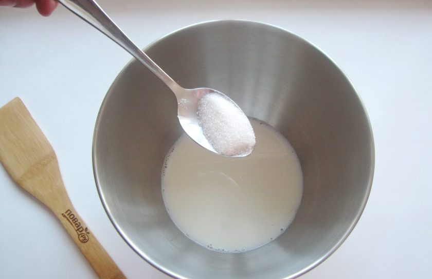 1. Этап. Дрожжевое тесто в планетарном миксере: Добавьте сахар.