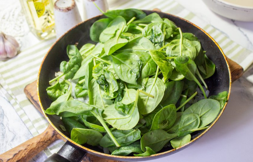 1. Этап. Спанакопита: Добавьте промытый и обсушенный шпинат и готовьте под крышкой, пока он не осядет.