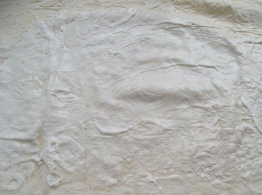 1. Этап. Лаваш с фаршем и сыром: 5. Смазать лист соусом.