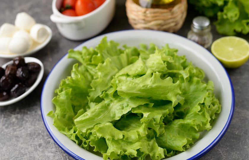 1. Этап. Салат с рапанами: Порвите латук руками, выложите на блюдо, на котором планируете подавать салат.