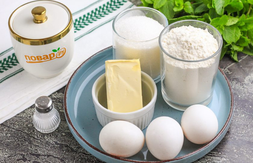 1. Этап. Пирог на сливочном масле: Подготовьте указанные ингредиенты. Масло можно приобрести и бутербродное 63%, но не заменяйте его спредом или маргарином.