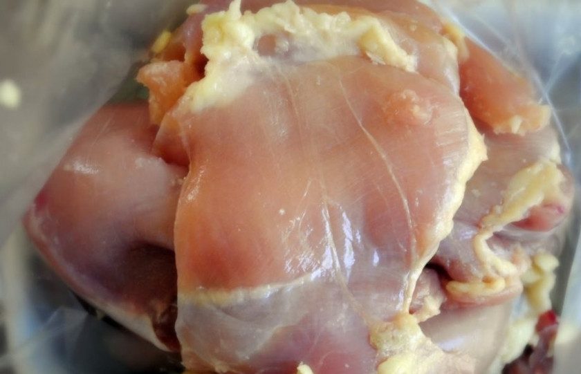 1. Этап. Куриные бедрышки без кости: 2. Бедра зачищаем от пленок и белых жировых полос, хорошенько моем и вытираем бумажным полотенцем.