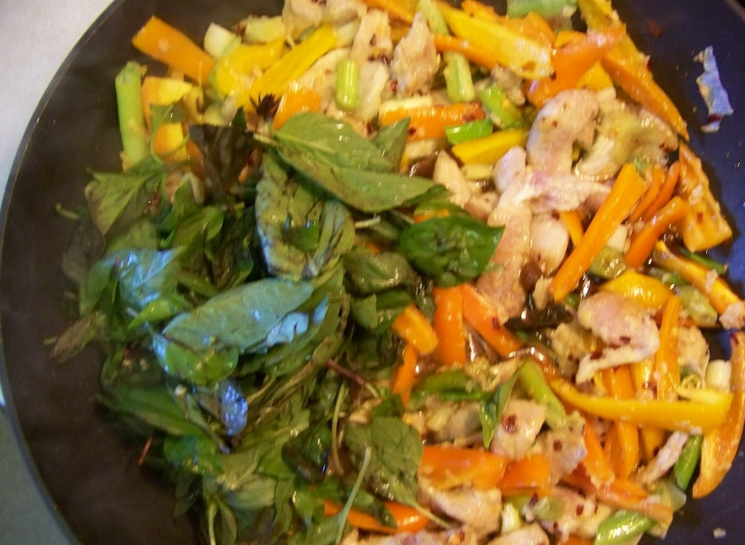 1. Этап. Свинина жареная с болгарским перцем: 6. Через 3-5 минут можно добавить на сковороду базилик. Все как следует перемешать.