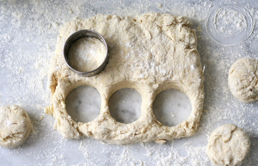 1. Этап. Выпечка из прокисшего молока: 2. Из этого теста раскатаем лепешку. Формочкой или стаканом выдавливаем одинаковые кругляши - будущие печеньки.