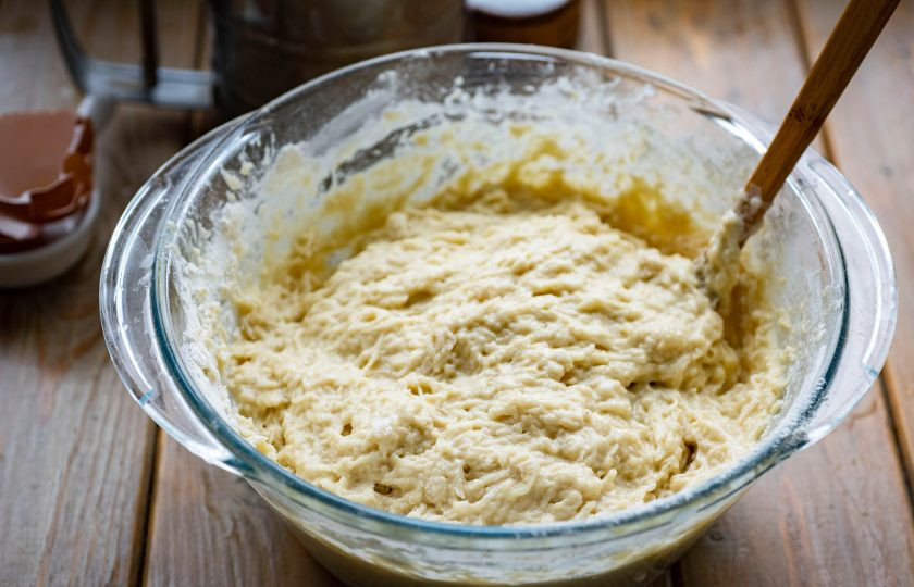 1. Этап. Молочное печенье с топинамбуром: Все эти ингредиенты перемешайте ложкой до получения однородного, густого и вязкого теста.