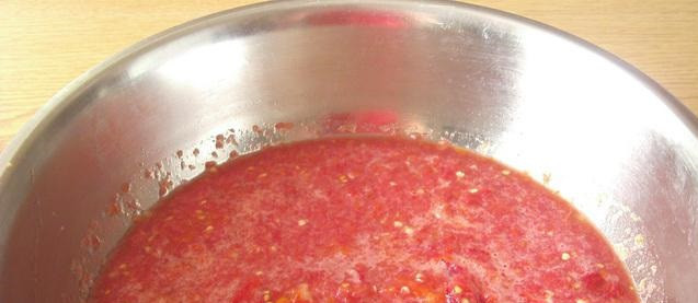 1. Этап. Сербский айвар: А теперь следует смешать в одной миске все наши заранее приготовленные компоненты. Добавьте соль, уксус и горчицу. Варить будем примерно 50-60 минут. На небольшом огне, постоянно помешивая.