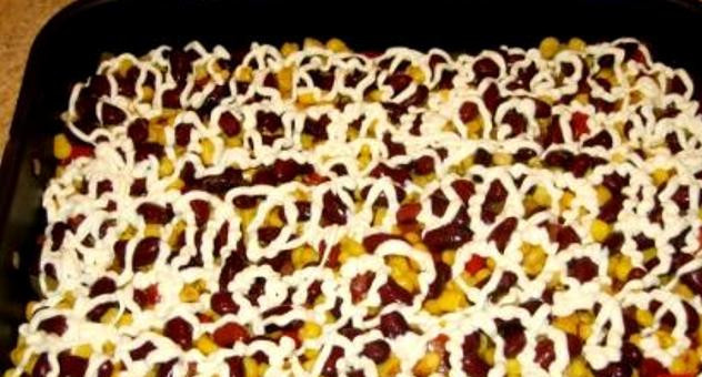 1. Этап. Овощная запеканка с фаршем: 7. Следующий слой - это фасоль и кукуруза. Полейте все майонезом (я беру 67% соус).