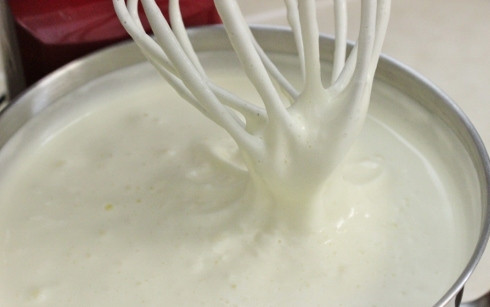 1. Этап. Торт Сметанник на скорую руку: 1. В глубокой мисочке взбейте яйца с сахаром до пышности.