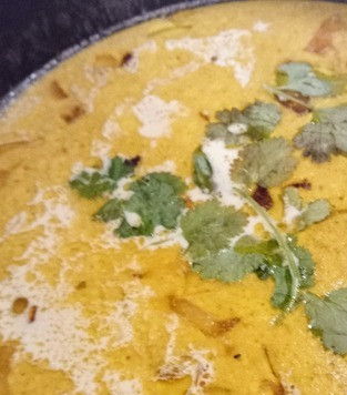 1. Этап. Суп с карри из мидий: Добавить мидии. Влить воду. Довести до кипения, уменьшить огонь и тушить 5 минут. Влить сливки. Добавить чайную ложку соли. Снова довести до кипения. Посыпать мелко нарезанной кинзой. Выключить плиту. Можно подавать. Приятного аппетита.