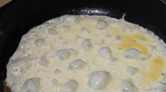 1. Этап. Салат Загадка классический: 4. Яйца вбиваем в миску, добавляем 2 столовые ложки воды, соли и перчим, взбиваем все и жарим на сковороде несколько тонких блинчиков. Готовые яичные блины рвем тонкими полосками. Нарезаем мелко зелень и выдавливаем через пресс чеснок.