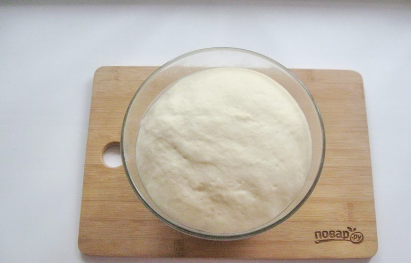 1. Этап. Дрожжевой пирог с малиной: Через час-полтора тесто значительно увеличится в объеме и будет готово к работе.