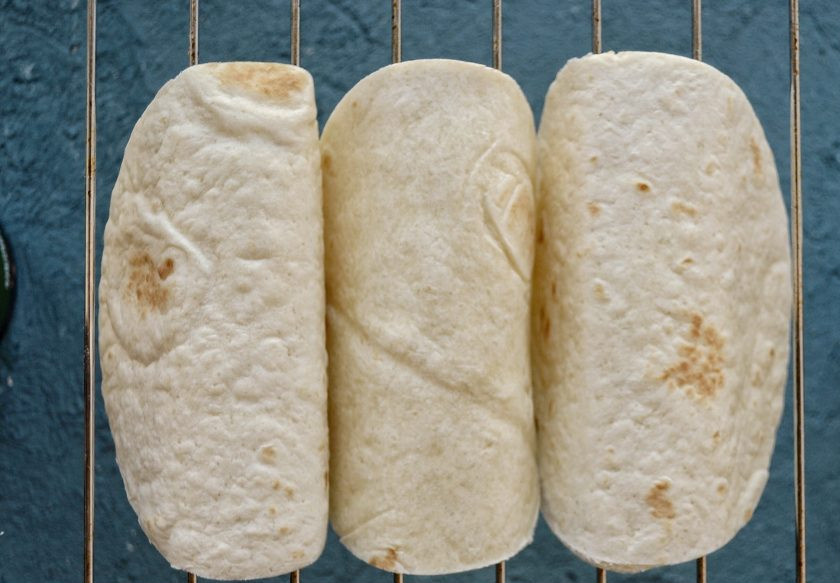 1. Этап. Тако с фасолью: Пшеничные лепешки подвесьте на решетку и запекайте в духовке 6-7 минут при температуре 200 градусов.