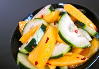 1. Этап. Салат с манго: Заправляем салат уксусной смесью - и салат с манго готов к употреблению!