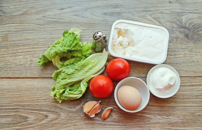 1. Этап. Салат с рикоттой и помидорами: Подготовьте все необходимые ингредиенты для приготовления салата с рикоттой и помидорами. Яйцо отварите на среднем огне вкрутую и остудите.