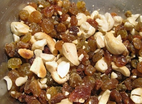 1. Этап. Плов с яблоками: Изюм промываем под холодной водой, а кешью немного измельчаем, смешиваем изюм и орехи.