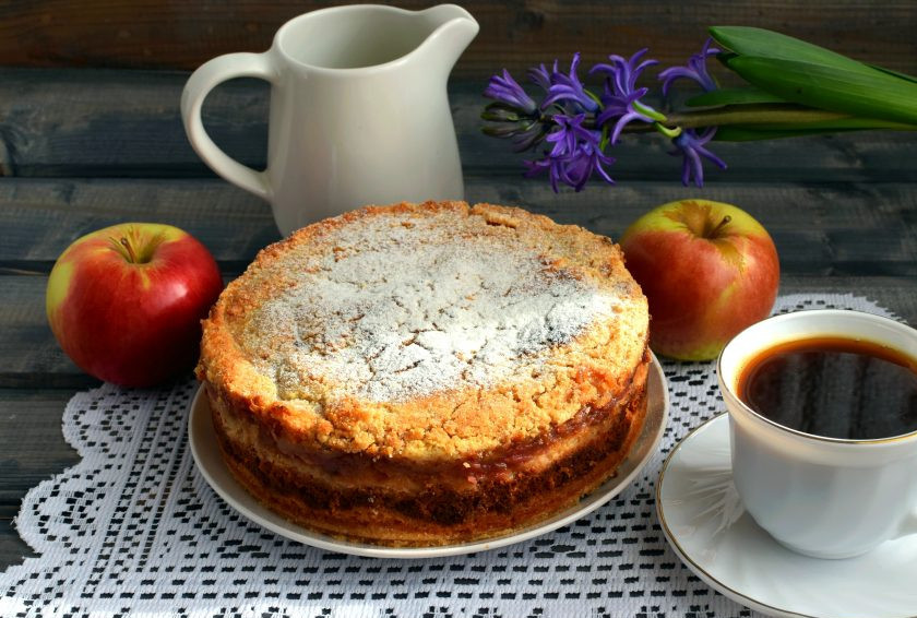 1. Этап. Насыпной пирог с творогом и яблоками: Пирог остудите в форме, затем уберите в холодильник на несколько часов или на ночь. Резать пирог можно только после выстаивания, иначе он потеряет форму и будет раскрошиться.