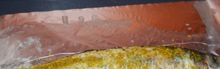 1. Этап. Селёдка в фольге в духовке: Промойте и выложите селедку на фольгу, посыпьте смесью специй.