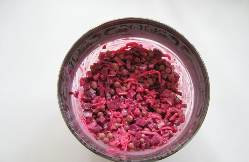 1. Этап. Салат из свеклы с зеленым горошком: Перемешайте все ингредиенты.