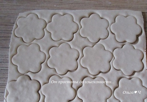 1. Этап. Волованы с красной икрой и авокадо: Слоеное тесто разморозьте, немного раскатайте, вырежьте любые фигурки (на фото полпорции).