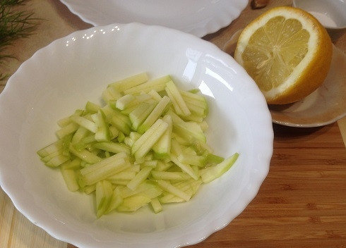 1. Этап. Салат Газапхули: 3. И сразу же сбрызгиваем лимонным соком, чтобы яблоко не потемнело.