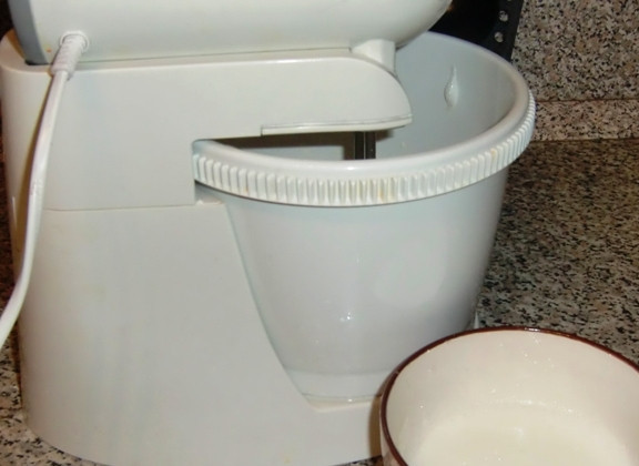 1. Этап. Запеканка, как в садике: 3. Белки взбейте со щепоткой соли и ложкой сахара. Оставшийся сахар добавьте в сливки и тоже взбейте.