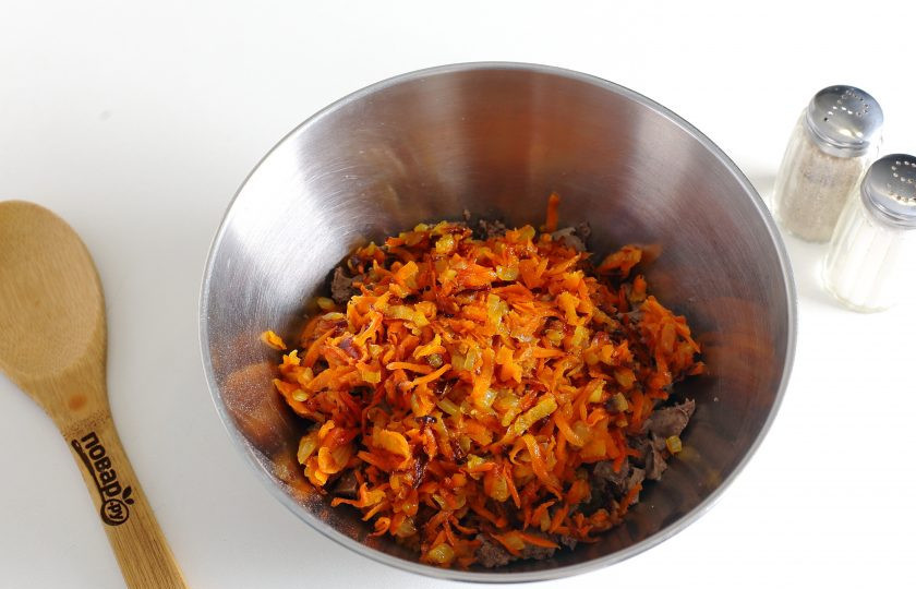 1. Этап. Салат с куриной печенью: Добавьте сюда же содержимое сковороды.