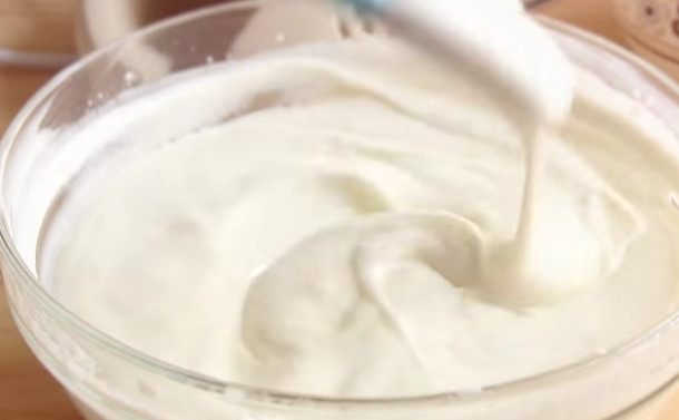 1. Этап. Торт с клубникой: 6. Сметану взбейте с сахарной пудрой, а затем добавьте загуститель. Крем будет нужной плотной консистенции.