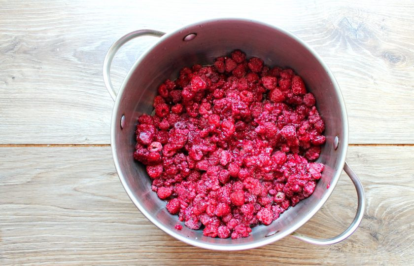1. Этап. Варенье Ассорти из смородины, малины и крыжовника: Малину переберите и выложите в кастрюлю с толстым дном.