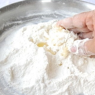 1. Этап. Самса: 8. Добавьте гхи и перемешайте муку с топленым маслом пальцами.