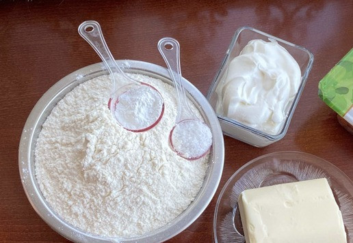 1. Этап. Самса Тюльпан: Для приготовления самсы, приготовим в первую очередь тесто. Для этого подготовьте все необходимые ингредиенты.