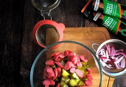 1. Этап. Картофельный салат по мотивам немецкого рецепта: Нарезаем все ингредиенты произвольно, но не мелко. Отправляем в салатник. Лук откинем на ситечко и дадим слиться маринаду.