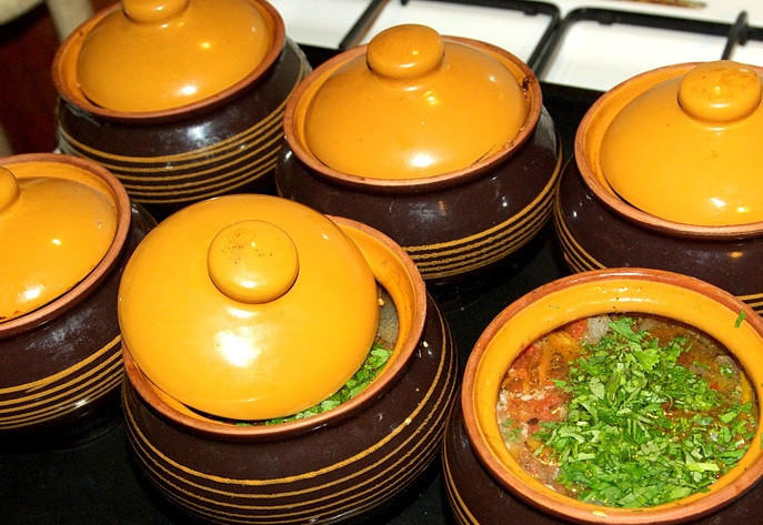 1. Этап. Чанахи из баранины: За 15-20 минут до готовности в горшочки необходимо добавить измельченную зелень и продолжит готовку.