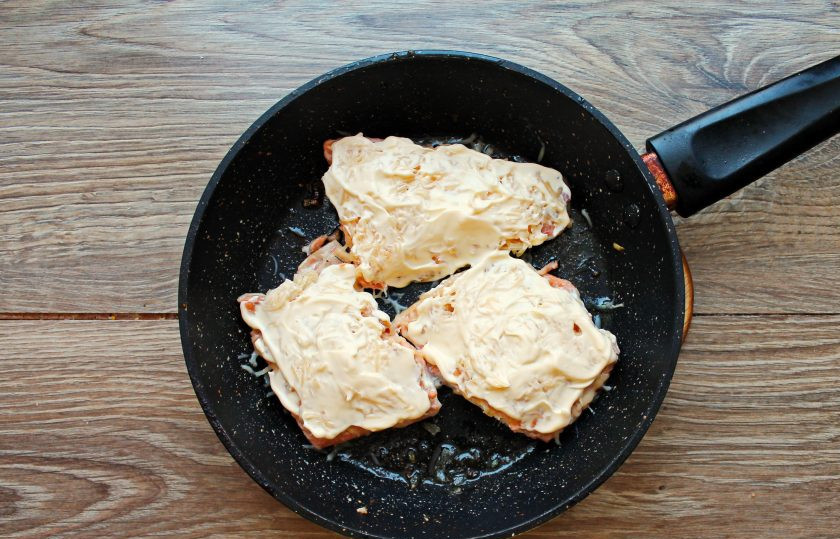 1. Этап. Горбуша с сыром на сковороде: Сыр смажьте сверху майонезом и готовьте под крышкой на медленном огне примерно 7-10 минут до расплавления сыра. Снимите рыбу с плиты и сразу подавайте к столу пока сыр мягкий.