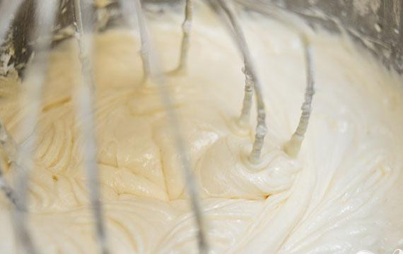 1. Этап. Ванильные кексики: 3. Добавить смесь муки и сливочную смесь к сахарной смеси, взбивая после каждого добавления. Взбить массу до однородной консистенции.